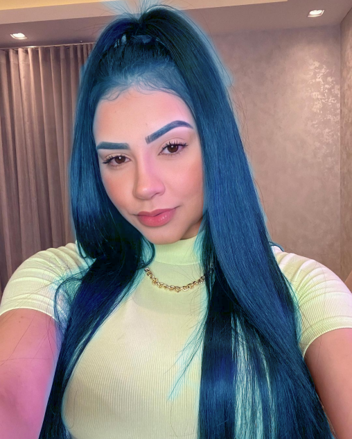 taina costa de cabelo azul