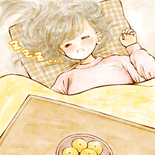こたつで口開けて爆睡してる女の子。