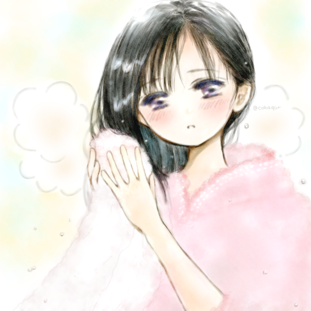 お風呂上がりタオルドライ中の濡れ髪女子。
