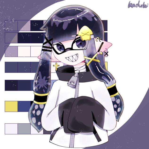 にやっ