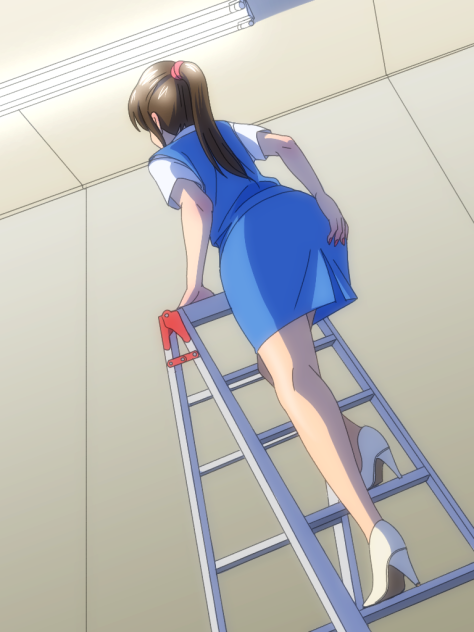 蛍光灯を交換するお姉さん