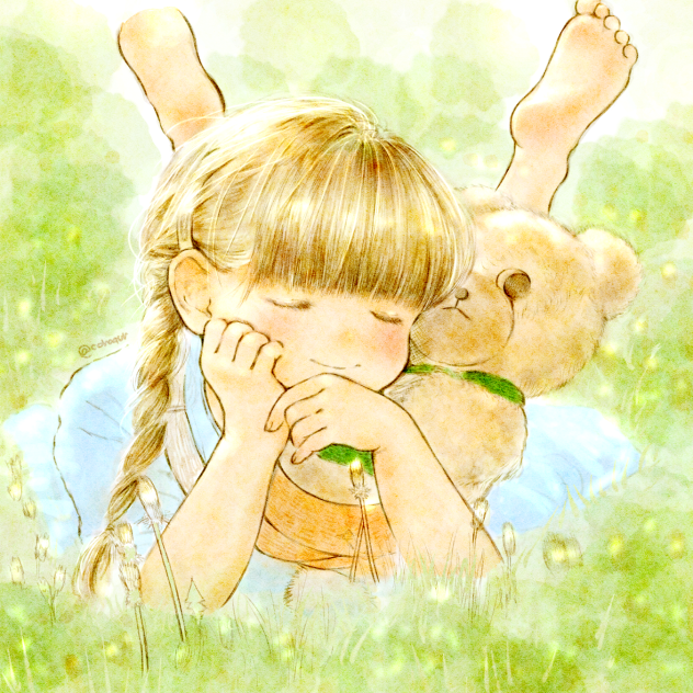 クマのぬいぐるみだっこしながら草原に寝転がってる女の子。
