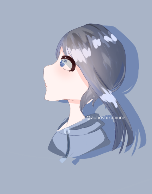 青く