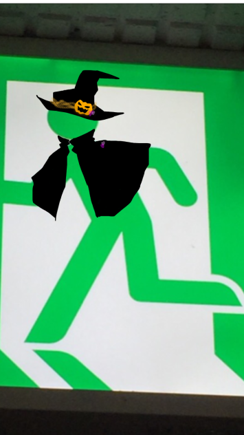 ハロウィン仕様の非常口